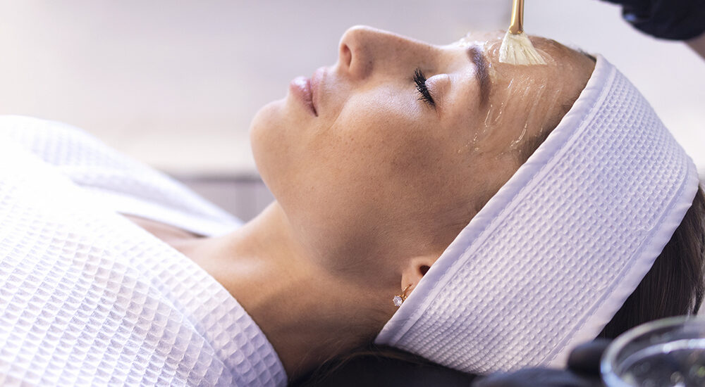 Zabieg peelingu chemicznego wykonywany w gabinecie medycyny estetycznej dla poprawy kondycji skóry.