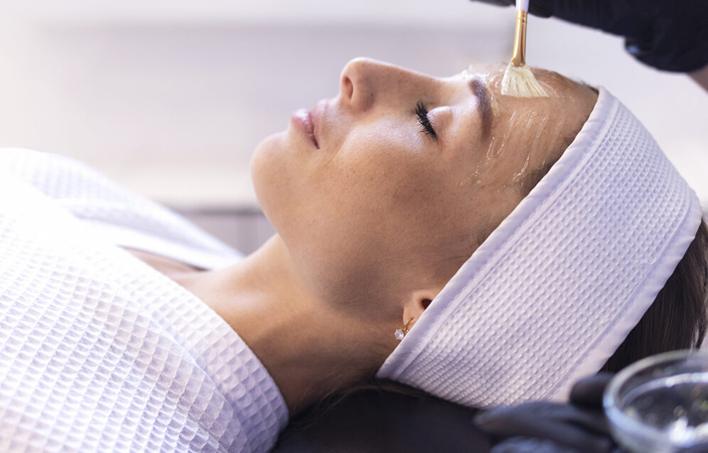 Zabieg peelingu chemicznego wykonywany w gabinecie medycyny estetycznej dla poprawy kondycji skóry.