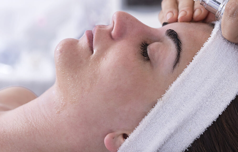 Zdjęcie przedstawia zabieg chirurgii plastycznej, który poprawia wygląd skóry, konturów twarzy lub ciała, przywracając pacjentom pewność siebie i poprawiając ich komfort życia.