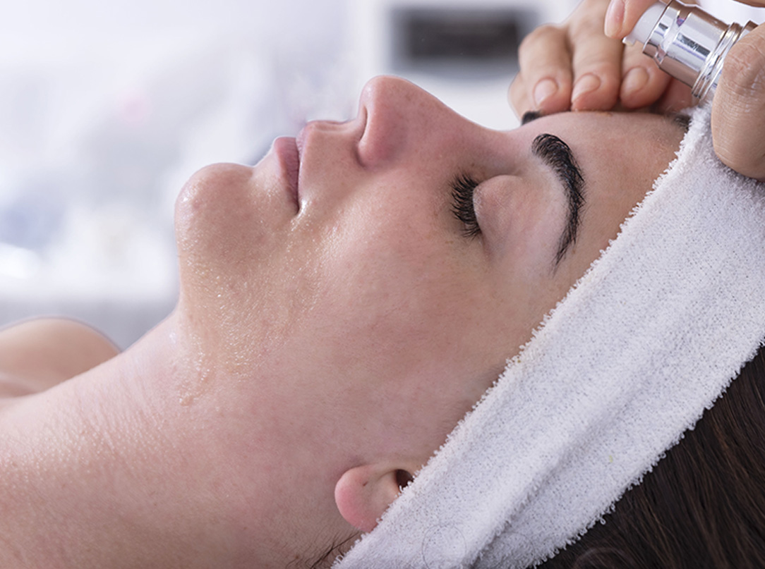 Zdjęcie przedstawia zabieg chirurgii plastycznej, który poprawia wygląd skóry, konturów twarzy lub ciała, przywracając pacjentom pewność siebie i poprawiając ich komfort życia.