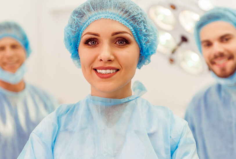 Zdjęcie przedstawia różnorodne podejścia do chirurgii plastycznej w różnych kulturach, pokazując, jak te zabiegi są stosowane w różnych częściach świata, aby poprawić estetykę ciała i zdrowie pacjentów.