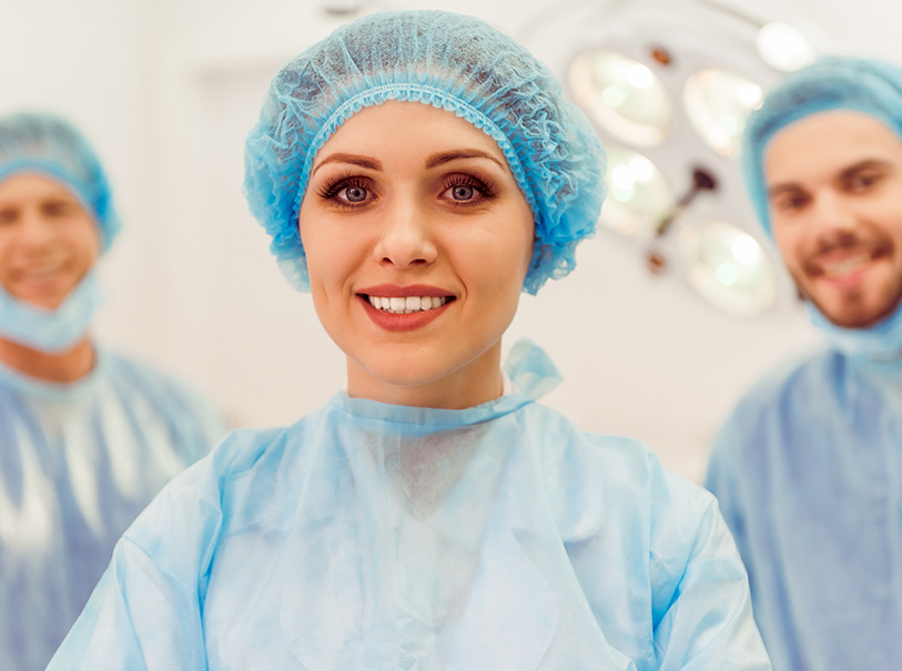 Zdjęcie przedstawia różnorodne podejścia do chirurgii plastycznej w różnych kulturach, pokazując, jak te zabiegi są stosowane w różnych częściach świata, aby poprawić estetykę ciała i zdrowie pacjentów.