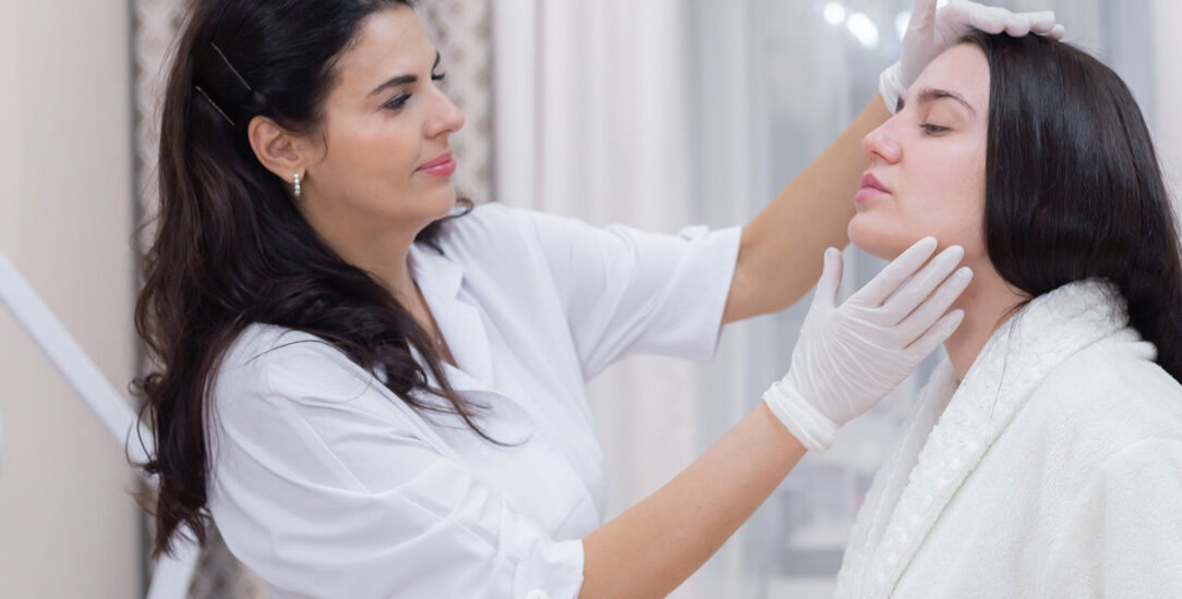 Zdjęcie przedstawia postęp w chirurgii plastycznej, z zastosowaniem nowoczesnych technologii, które umożliwiają bardziej precyzyjne zabiegi i szybki czas rekonwalescencji.