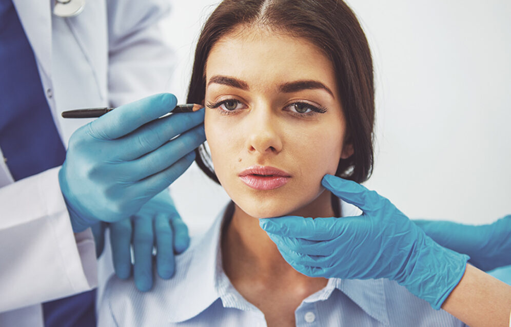 Zdjęcie przedstawia zabieg liftingu twarzy, który przywraca młodszy wygląd, redukując zmarszczki i poprawiając kontur twarzy poprzez napinanie skóry i tkanek.