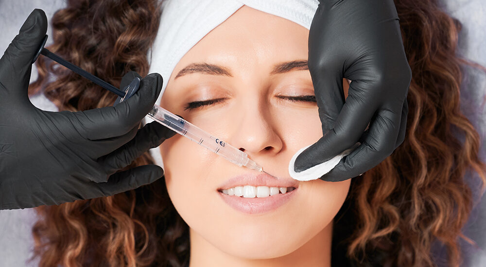 Zabieg z wykorzystaniem mało inwazyjnych technik chirurgii plastycznej dla naturalnych efektów.