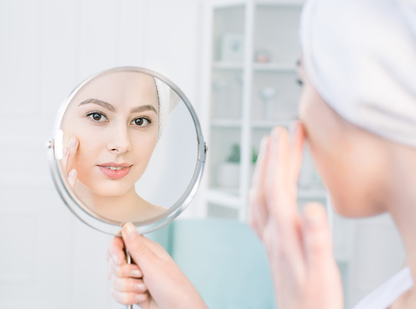 Zdjęcie przedstawia zabieg wykorzystujący komórki macierzyste w medycynie estetycznej, który regeneruje skórę, poprawia jej elastyczność i przywraca młodszy wygląd.