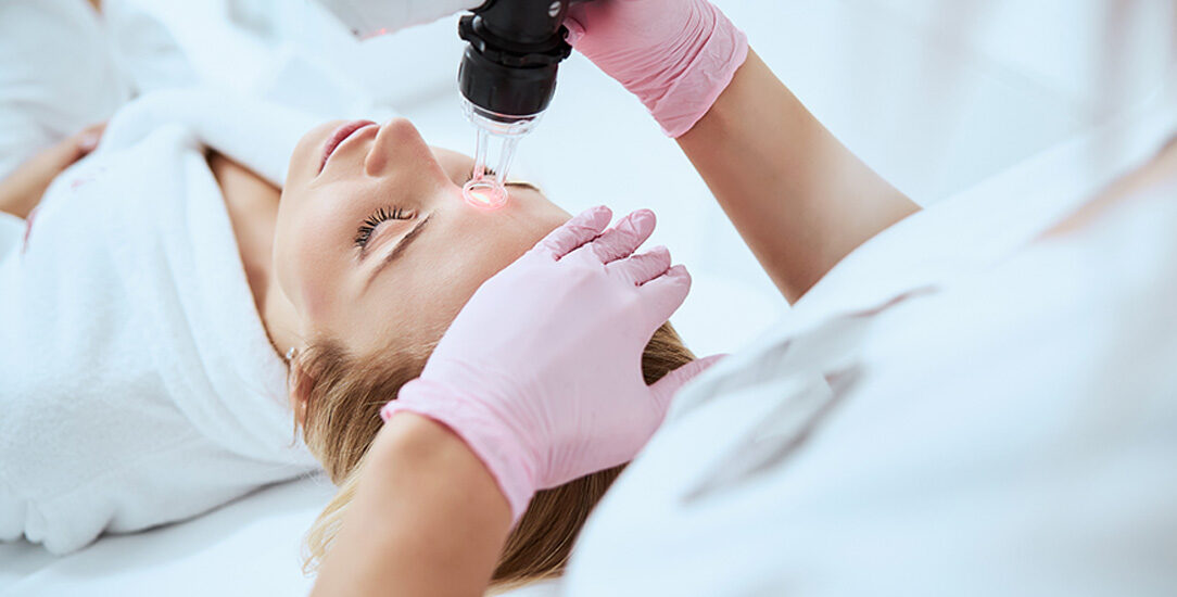 Zdjęcie przedstawia zabieg laseroterapii, który poprawia wygląd skóry, redukując zmarszczki i przebarwienia, oraz stymuluje jej naturalną regenerację.