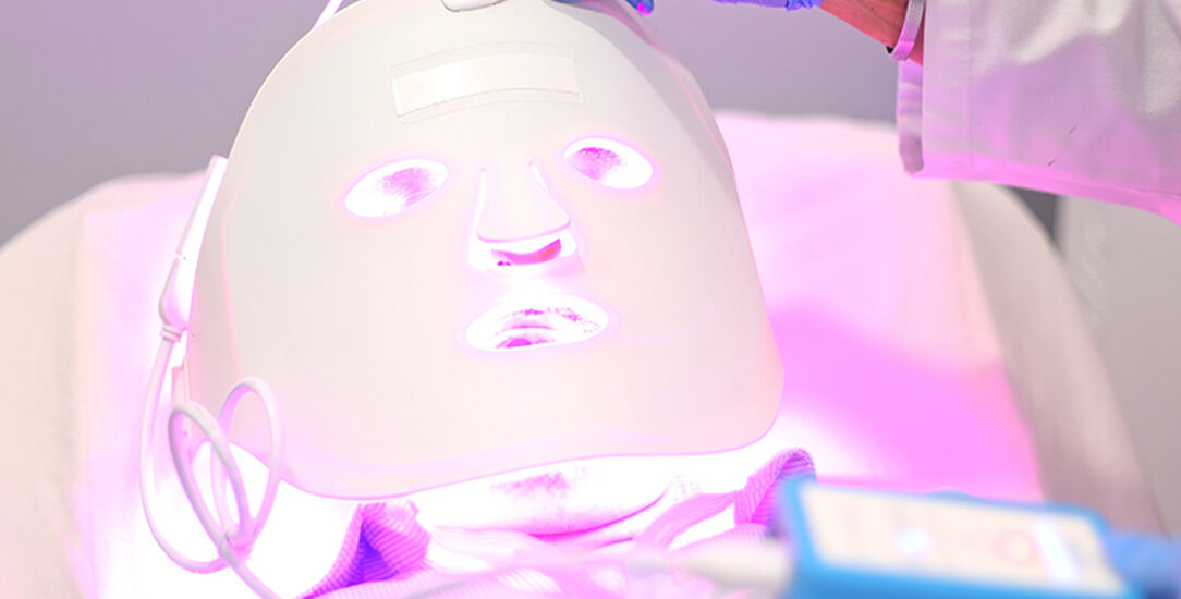 Zdjęcie przedstawia zabieg terapii światłem LED, który wykorzystuje różne długości fal świetlnych w celu poprawy kondycji skóry, redukcji zmarszczek i stanu zapalnego.