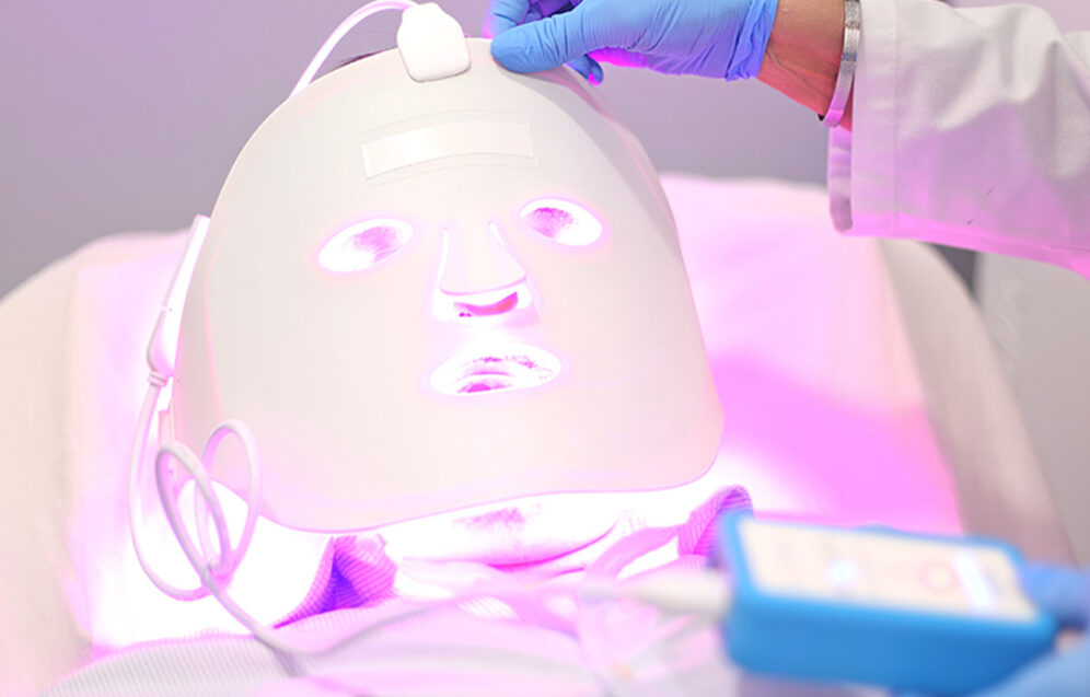 Zdjęcie przedstawia zabieg terapii światłem LED, który wykorzystuje różne długości fal świetlnych w celu poprawy kondycji skóry, redukcji zmarszczek i stanu zapalnego.