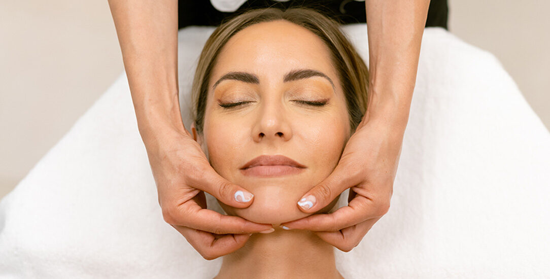 Zdjęcie przedstawia zabieg liftingu twarzy, który pomaga wygładzić zmarszczki i poprawić owal twarzy, przywracając jej młodszy wygląd.