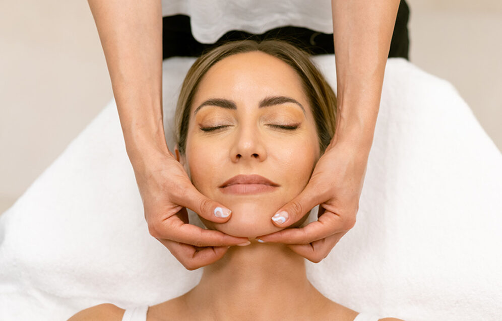 Zdjęcie przedstawia zabieg liftingu twarzy, który pomaga wygładzić zmarszczki i poprawić owal twarzy, przywracając jej młodszy wygląd.