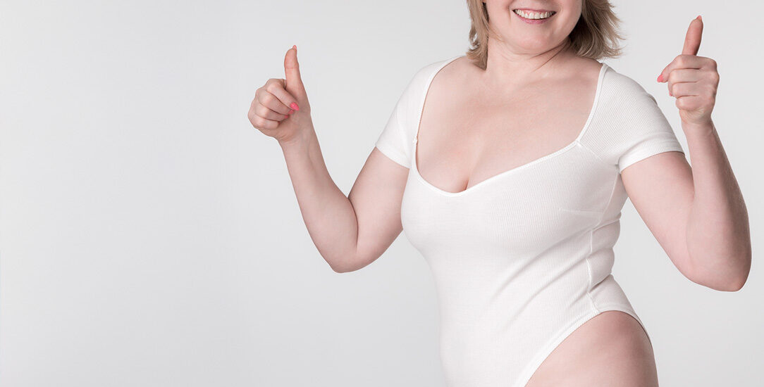 Zdjęcie przedstawia zabiegi modelowania ciała po utracie wagi, które pomagają w redukcji nadmiaru skóry i poprawie konturów ciała, przywracając sylwetce proporcjonalny i młodszy wygląd.