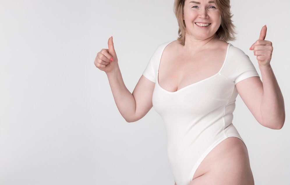 Zdjęcie przedstawia zabiegi modelowania ciała po utracie wagi, które pomagają w redukcji nadmiaru skóry i poprawie konturów ciała, przywracając sylwetce proporcjonalny i młodszy wygląd.