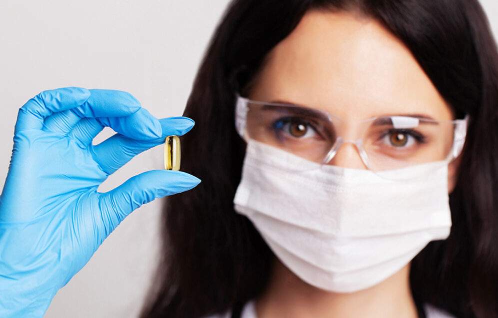 Zdjęcie przedstawia zastosowanie nanotechnologii w medycynie estetycznej, które umożliwia precyzyjne dostarczanie aktywnych składników do skóry, poprawiając jej kondycję i wygląd.