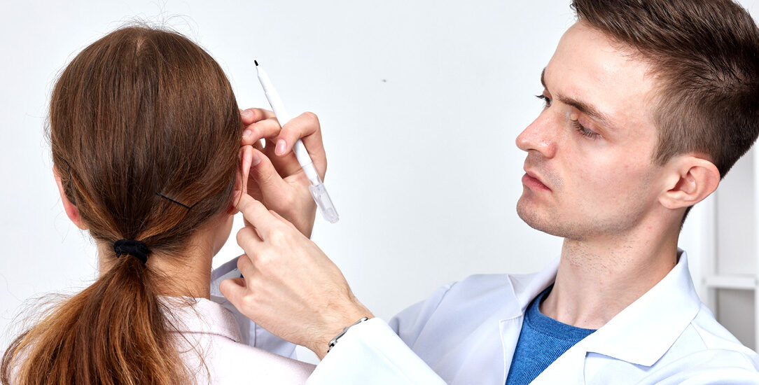 Zdjęcie przedstawia zabieg otoplastyki - chirurgii uszu który poprawia wygląd uszu, modelując je w sposób, który przywraca równowagę i harmonię twarzy.