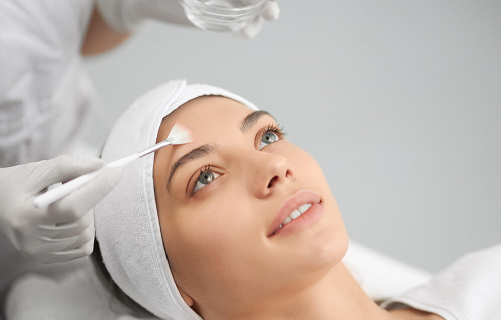 Zdjęcie przedstawia zabieg peelingu chemicznego, który poprawia kondycję skóry, usuwając martwy naskórek i stymulując regenerację, aby uzyskać gładką i promienną skórę.