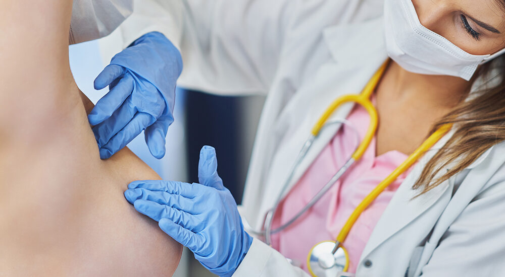 Rekonstrukcja piersi po mastektomii – obraz przedstawiający efekty odbudowy piersi z wykorzystaniem nowoczesnych metod chirurgicznych.