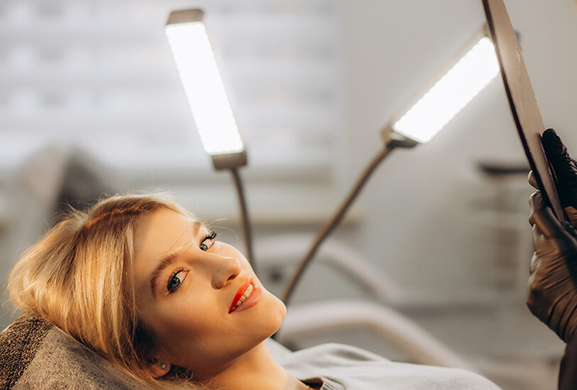 Zdjęcie przedstawia wykorzystanie sztucznej inteligencji w medycynie estetycznej, która umożliwia bardziej spersonalizowane zabiegi, poprawiając efektywność leczenia i wyniki terapeutyczne.