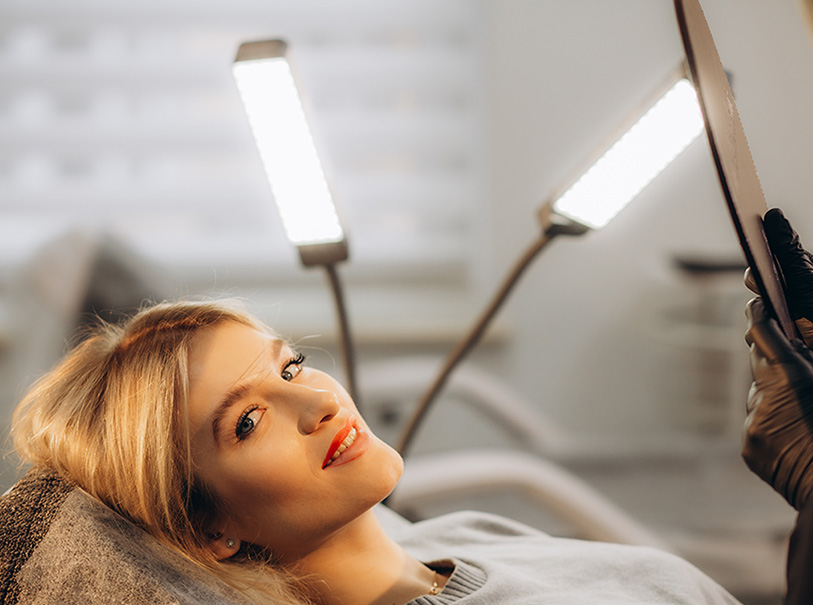 Zdjęcie przedstawia wykorzystanie sztucznej inteligencji w medycynie estetycznej, która umożliwia bardziej spersonalizowane zabiegi, poprawiając efektywność leczenia i wyniki terapeutyczne.