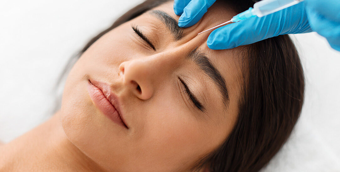 Zdjęcie przedstawia zabieg z wykorzystaniem toksyn botulinowych, który skutecznie redukuje zmarszczki mimiczne i poprawia estetykę skóry.