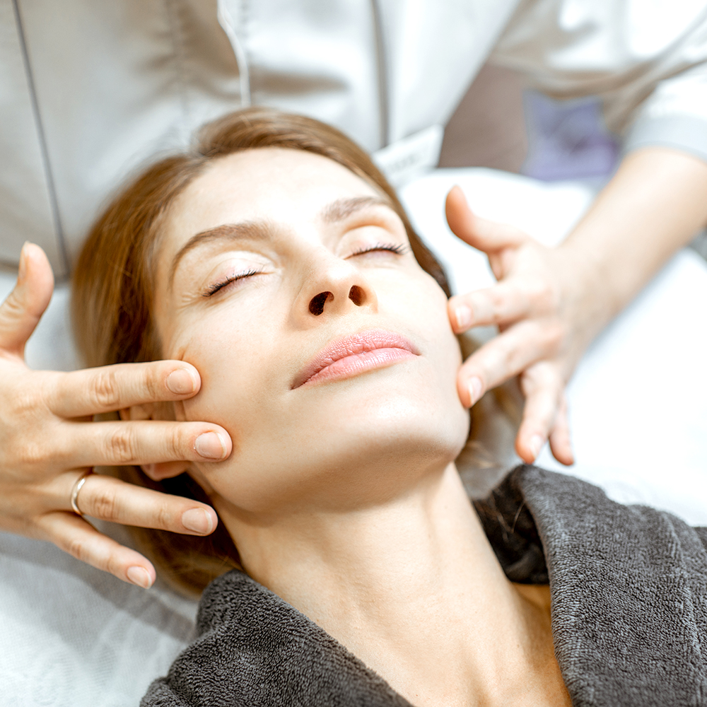 Zabiegi liftingujące bez skalpela – nici PDO i HIFU, poprawa owalu twarzy i wygładzenie skóry.