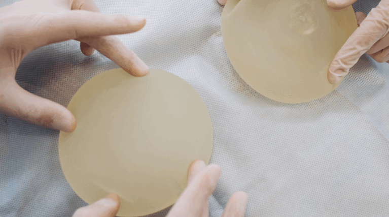 powiekszanie piersi implantami